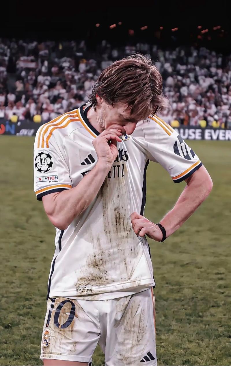 齐达内上海弄堂和樊振东打乒乓球 莫德里奇马塞洛皇马功勋球员点赞